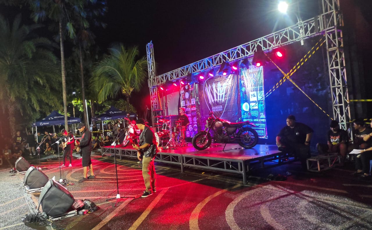 Konser musik Komunitas KIM dalam rangka Hari Jadinya yang ke-8 berlangsung di tengah guyuran hujan, mendapat sambutan hangat masyarakat Karangasem. Konser akhir pekan ini juga disaksikan Bupati Karangasem, I Gusti Putu Parwata, Sabtu (7/6/2025) malam. (FOTO: Ist)